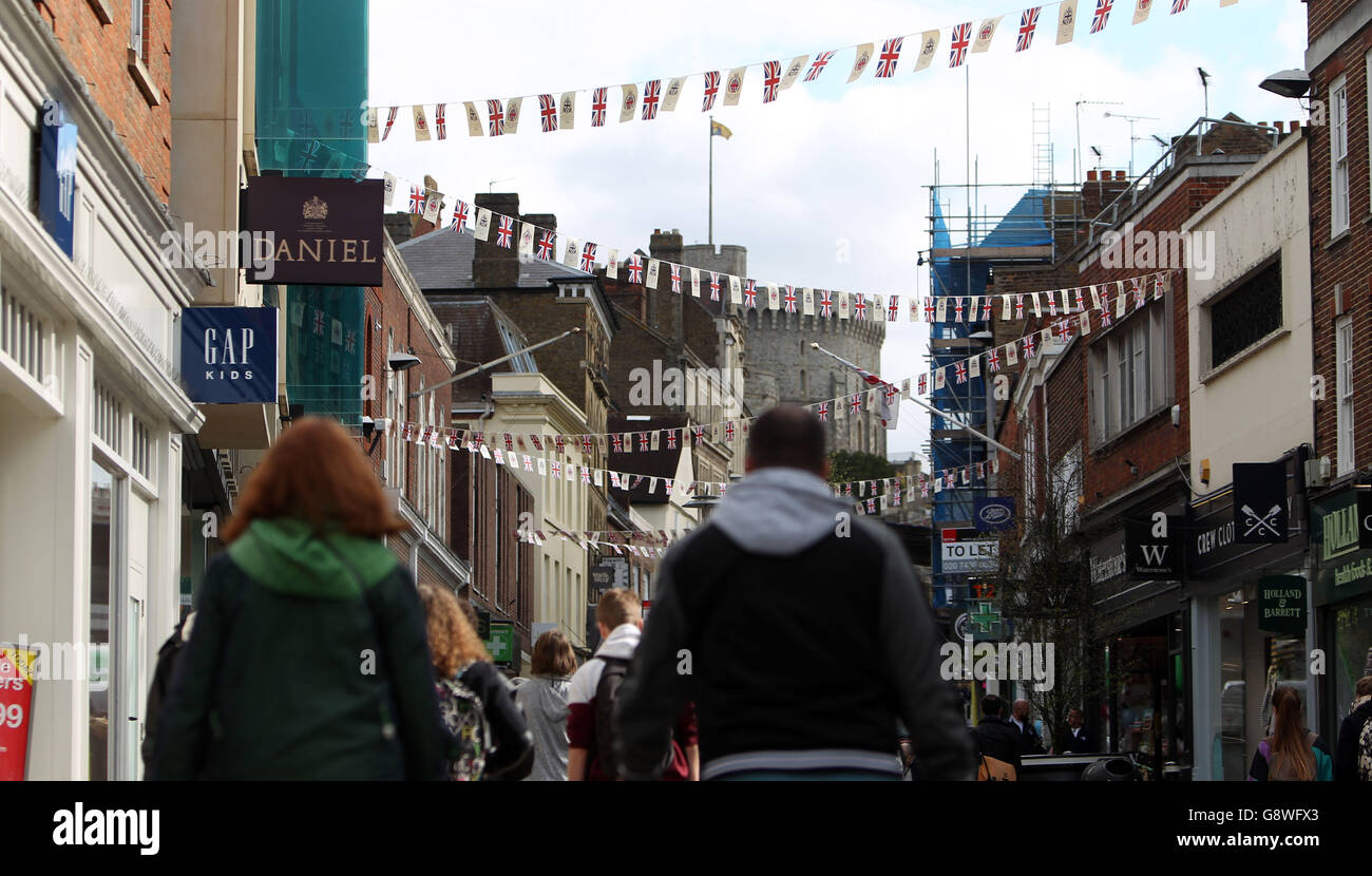 Bunting si trova nel centro di Windsor, nel Berkshire, in preparazione del novantesimo compleanno della Regina. Uscirà dal castello di Windsor il 21 aprile, il suo 90° compleanno, per svelare una targa per il Queen's Walkway, ai piedi di Castle Hill. Foto Stock