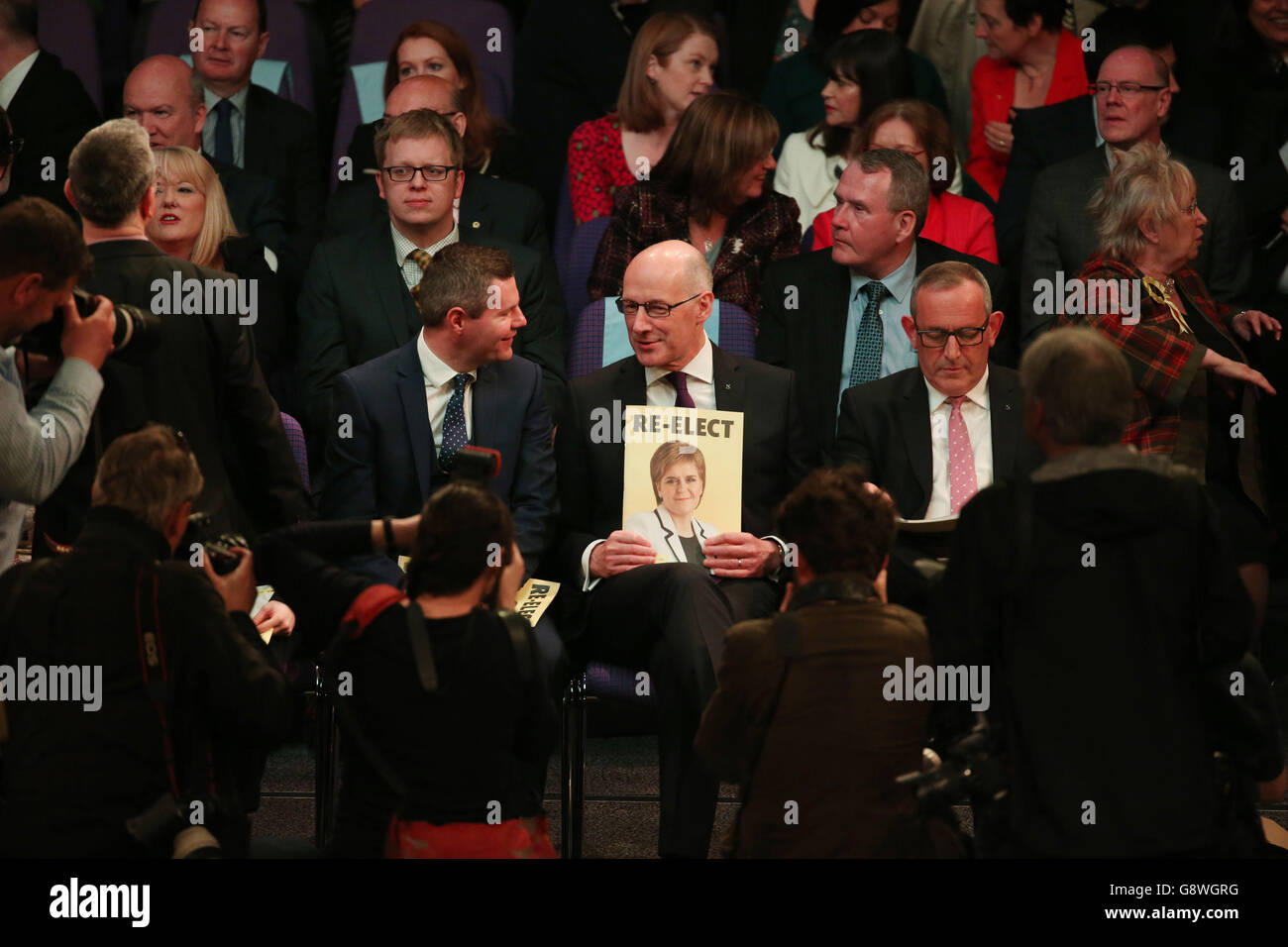 Il vice primo ministro John Swinney (al centro) con il ministro dei Trasporti Derek Mackay (al centro a sinistra) e il vice leader della SNP Stewart Hosie (al centro a destra), mentre il partito lancia il suo manifesto elettorale del Parlamento scozzese presso il Centro conferenze internazionali di Edimburgo. Foto Stock