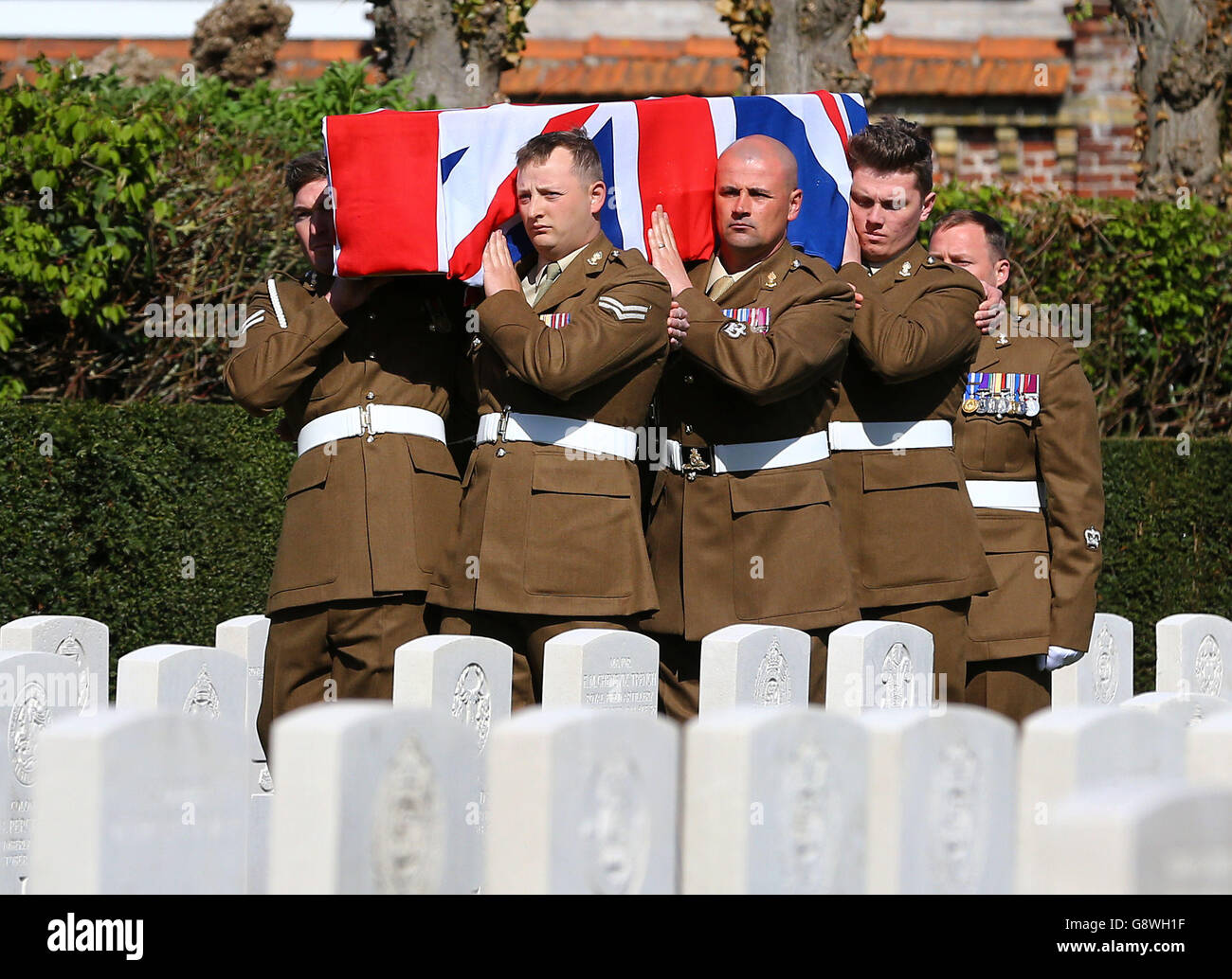 La bara del soldato della prima guerra mondiale Gunner Joseph William Rowbottom arriva al cimitero cittadino di Ypres in Belgio per un servizio funebre per lui e per altri cinque soldati uccisi in azione nel 1915. Foto Stock