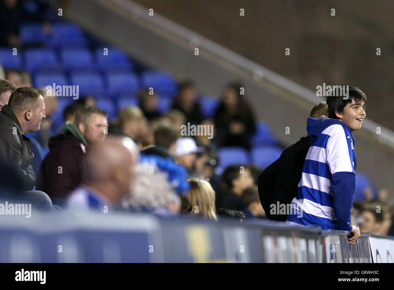Reading v Hull City - Campionato Sky Bet - Stadio Madejski. Un giovane sostenitore della lettura si distingue nella folla Foto Stock