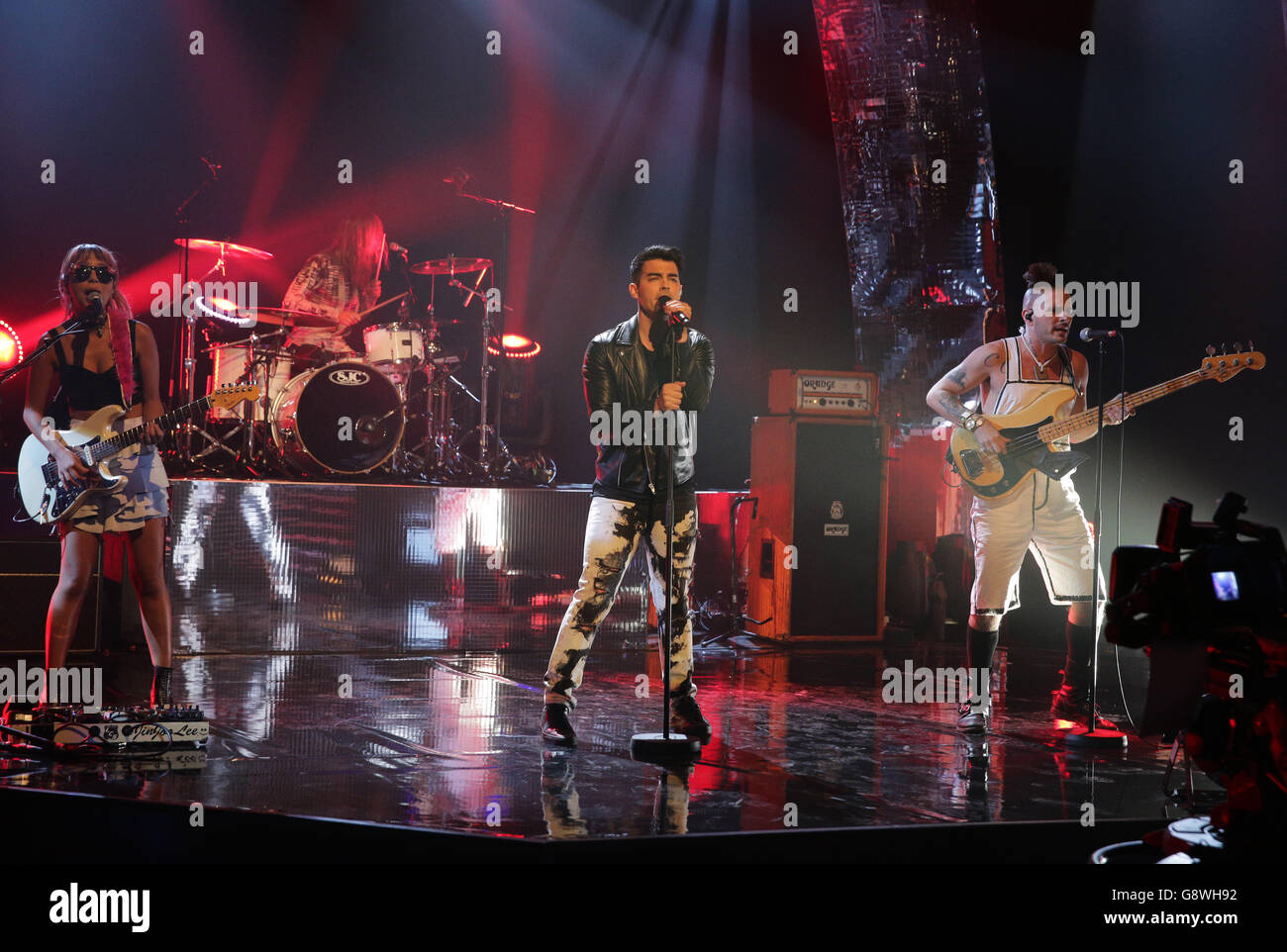 (Da sinistra a destra) JinJoo Lee, Joe Jonas e Cole Whittle della band pop-rock americana DNCE si esibiscono durante le riprese del Graham Norton Show presso i London Studios di Londra, che saranno trasmesse domani su BBC1. Foto Stock