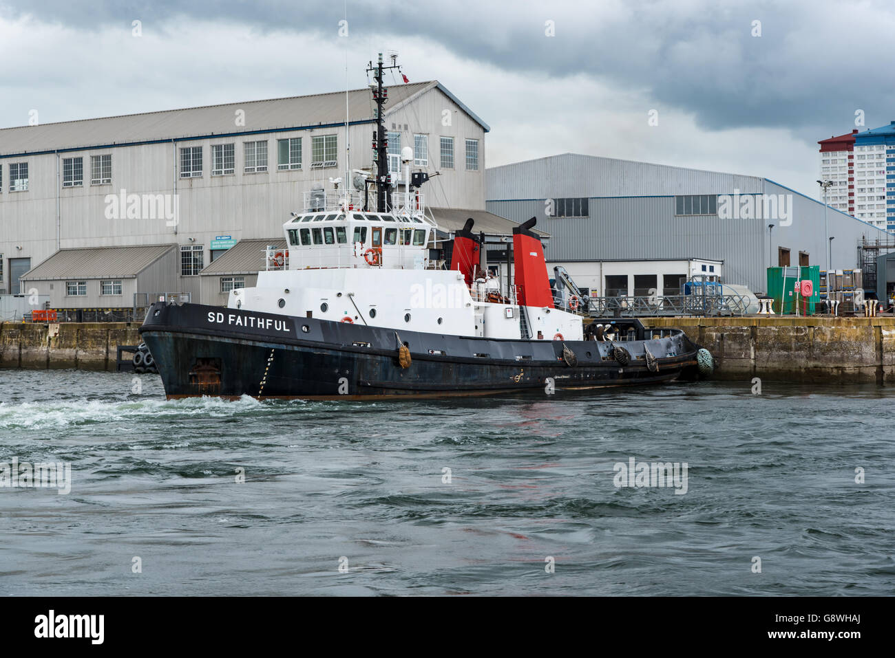 SD fedeli è una doppia unità a trattore rimorchiatore azionato dalla Serco Marine Services a supporto della Royal Naval attività intorno all Devonport Foto Stock