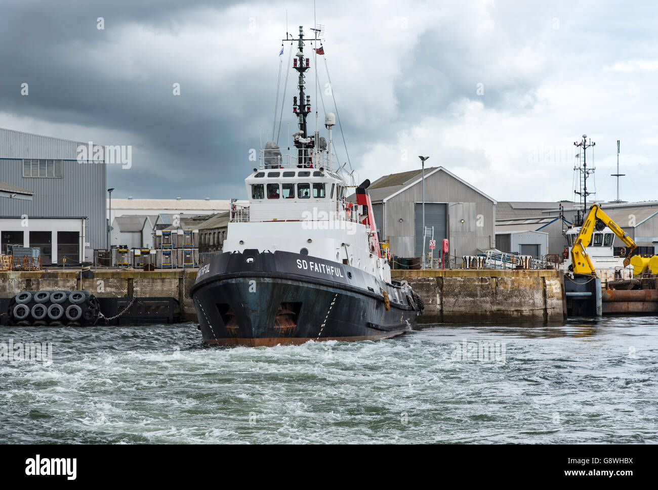 SD fedeli è una doppia unità a trattore rimorchiatore azionato dalla Serco Marine Services a supporto della Royal Naval attività intorno all Devonport Foto Stock