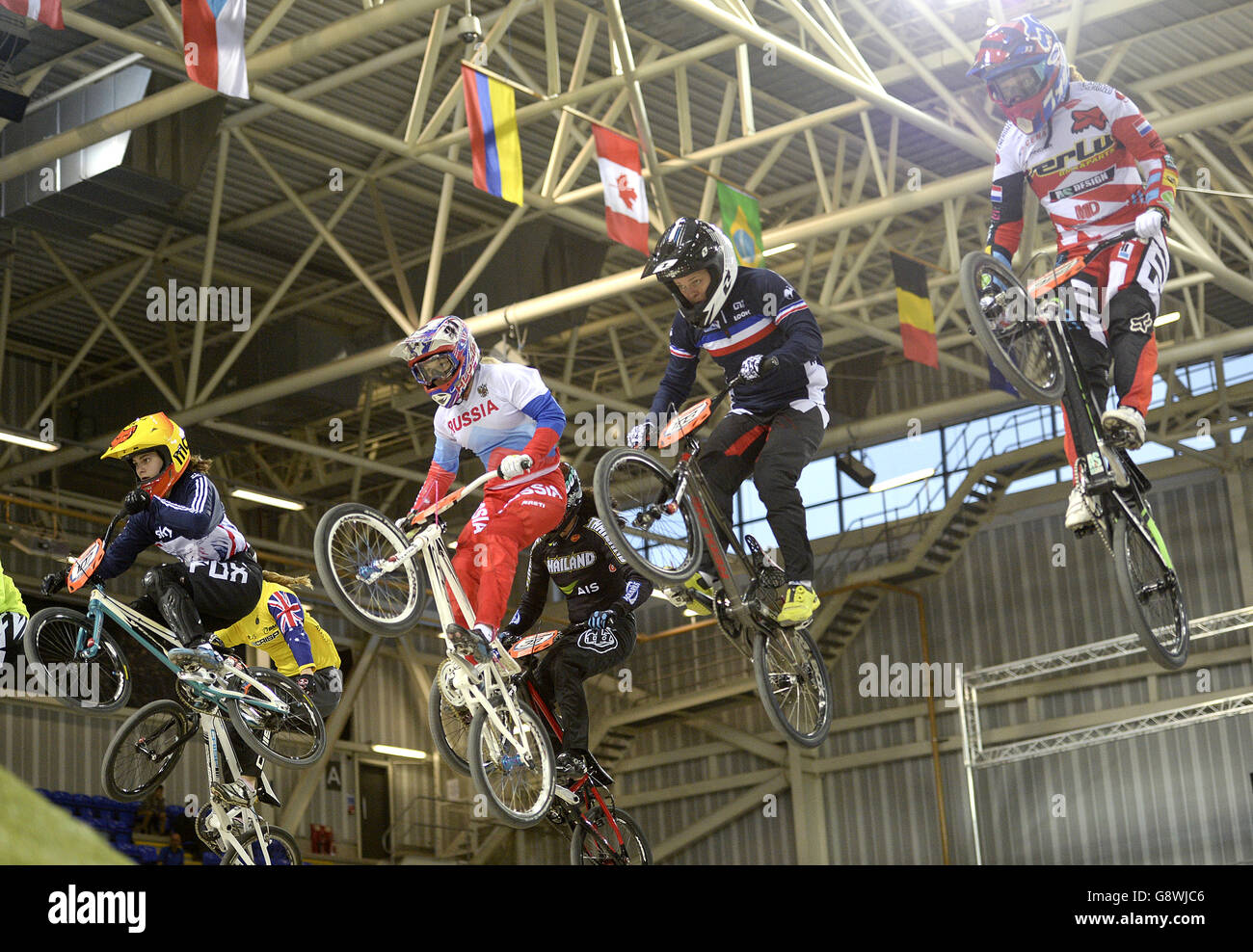 (L-R) Gran Bretagna Bethany Shreiver, Russia Natalia Suvorova, Francia Laetitia le Corguille e olandese Judy Baauw durante la qualificazione femminile Elite il primo giorno, del secondo round della Coppa del mondo UCI BMX Supercross, al National Cycling Centre di Manchester. Foto Stock