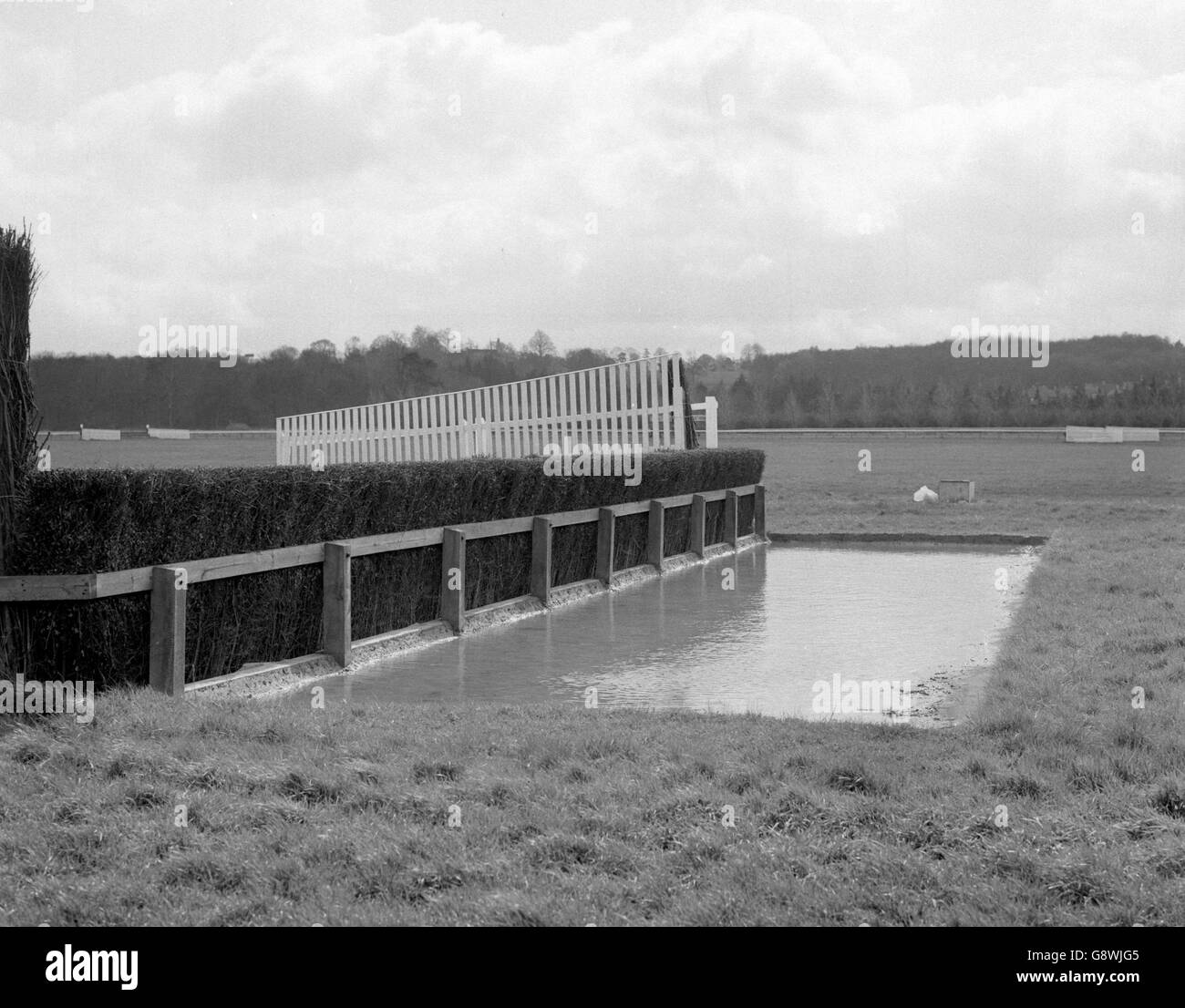 Water Jump - Newbury Racecourse - 1975. Un salto in acqua all'ippodromo di Newbury. Foto Stock