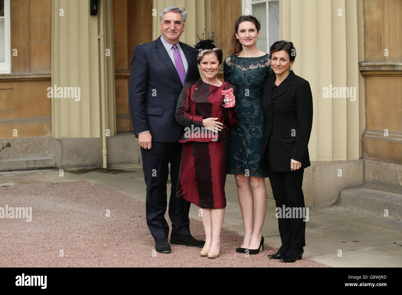 L'attrice Imelda Staunton (seconda a sinistra) si pone con suo marito Jim carter, la figlia Bessie carter (seconda a destra) e la sua amica Karena Franses ha ricevuto un CBE dal Duca di Cambridge per i servizi al dramma in una cerimonia di investitura a Buckingham Palace, Londra. Foto Stock