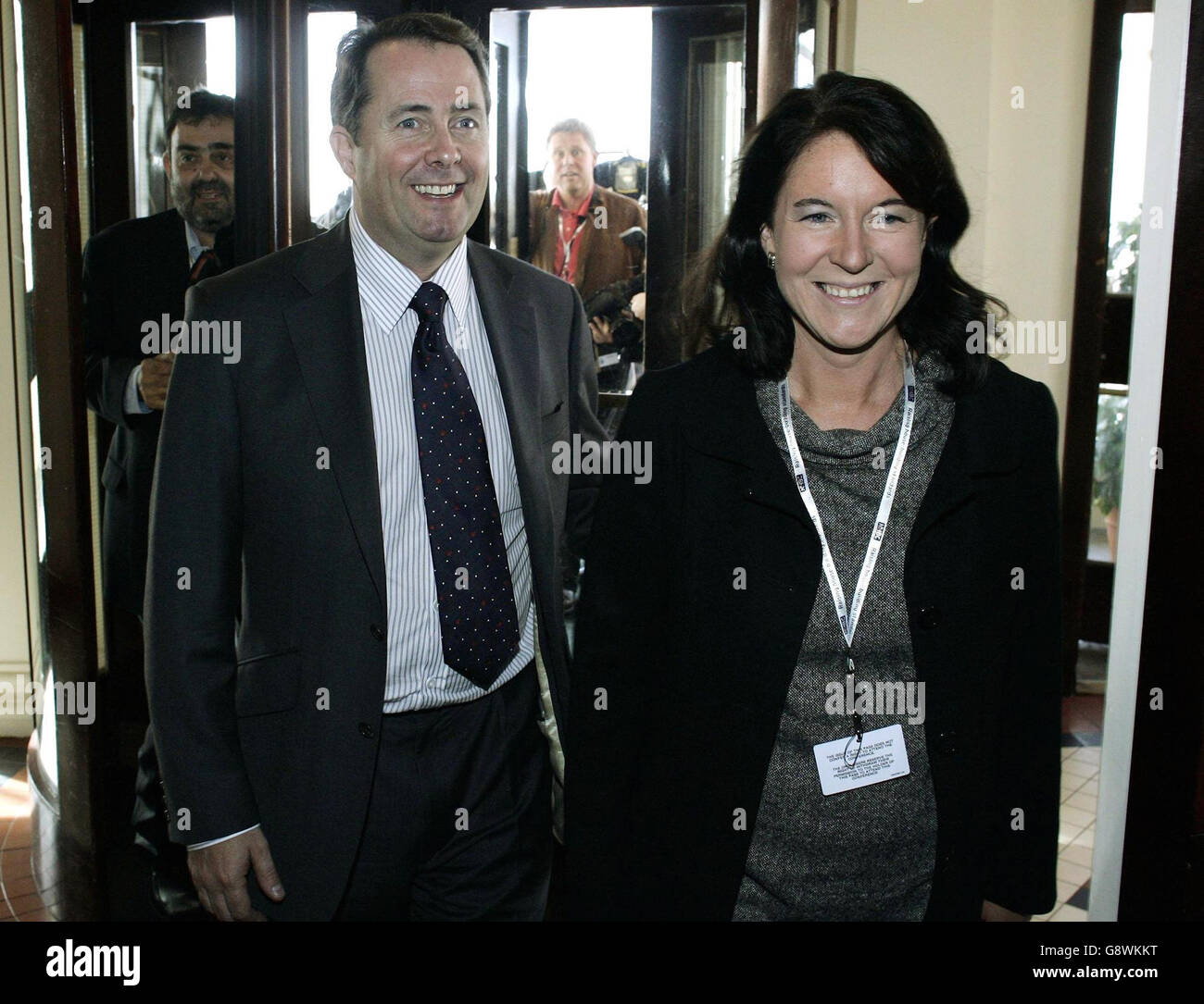Liam Fox e il suo partner Jesme Baird arrivano all'Imperial Hotel di Blackpool, domenica 2 ottobre 2005, prima dell'inizio della conferenza annuale del partito conservatore. PREMERE ASSOCIAZIONE foto. Il credito fotografico dovrebbe essere: Andrew Parsons/PA Foto Stock