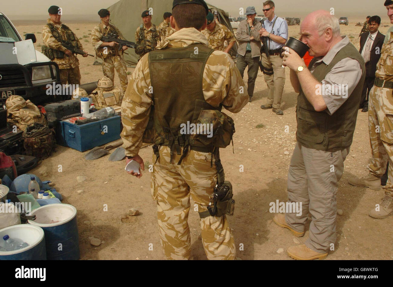 Il Segretario della Difesa John Reid incontra i membri di una squadra militare di osservazione (MOT) in una serie a Mazar-e-Sharif nel nord dell'Afghanistan, domenica 2 ottobre 2005. Reid si è recata nel paese per analizzare la situazione e per vedere con i suoi occhi le misure di mantenimento della pace cui sono attualmente coinvolte le truppe britanniche prima dello spiegamento di altre forze britanniche, che arriveranno lì dalla prossima primavera in poi. Vedi PA Story DEFENCE Afghanistan. PREMERE ASSOCIAZIONE foto. Il credito fotografico dovrebbe essere: Johnny Green/PA Foto Stock