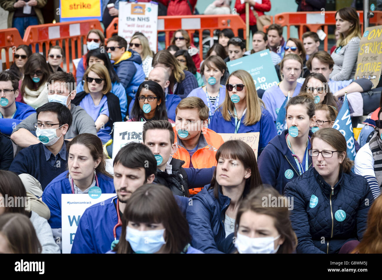 I medici e i sostenitori junior degli scioperi BMA indossano adesivi sulla bocca mentre si siedono in una protesta silenziosa fuori dall'infermeria reale di Bristol il secondo giorno dell'azione di sciopero totale durante la quale i medici in formazione non forniranno assistenza di emergenza per i pazienti. Foto Stock