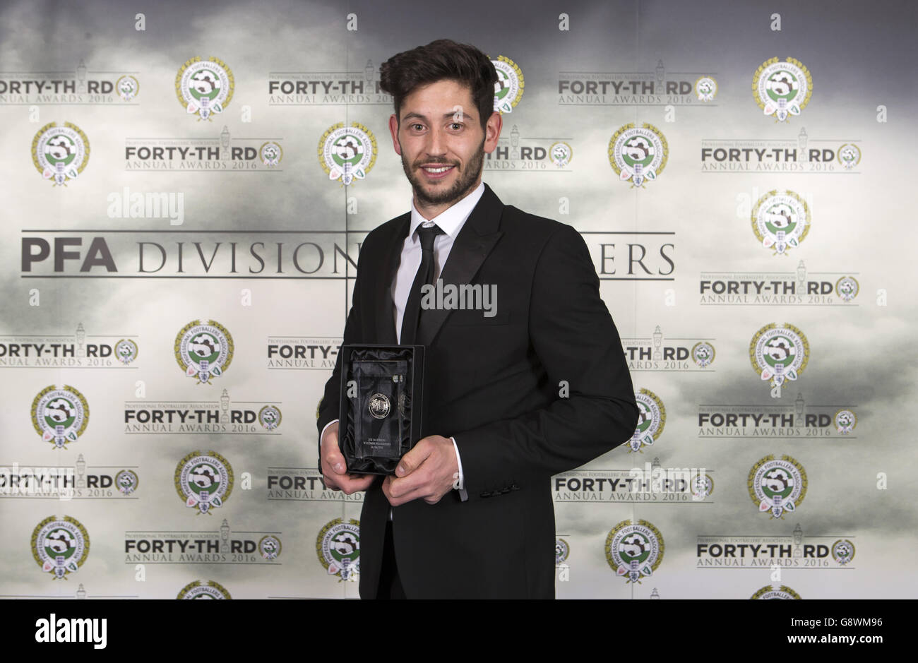 PFA Player of the Year Awards 2016 - Grosvenor House Hotel. Joe Jacobson di Wycombe Wanderers con il premio PFA League Two Team of the Year Award durante i PFA Awards al Grosvenor House Hotel di Londra. Foto Stock