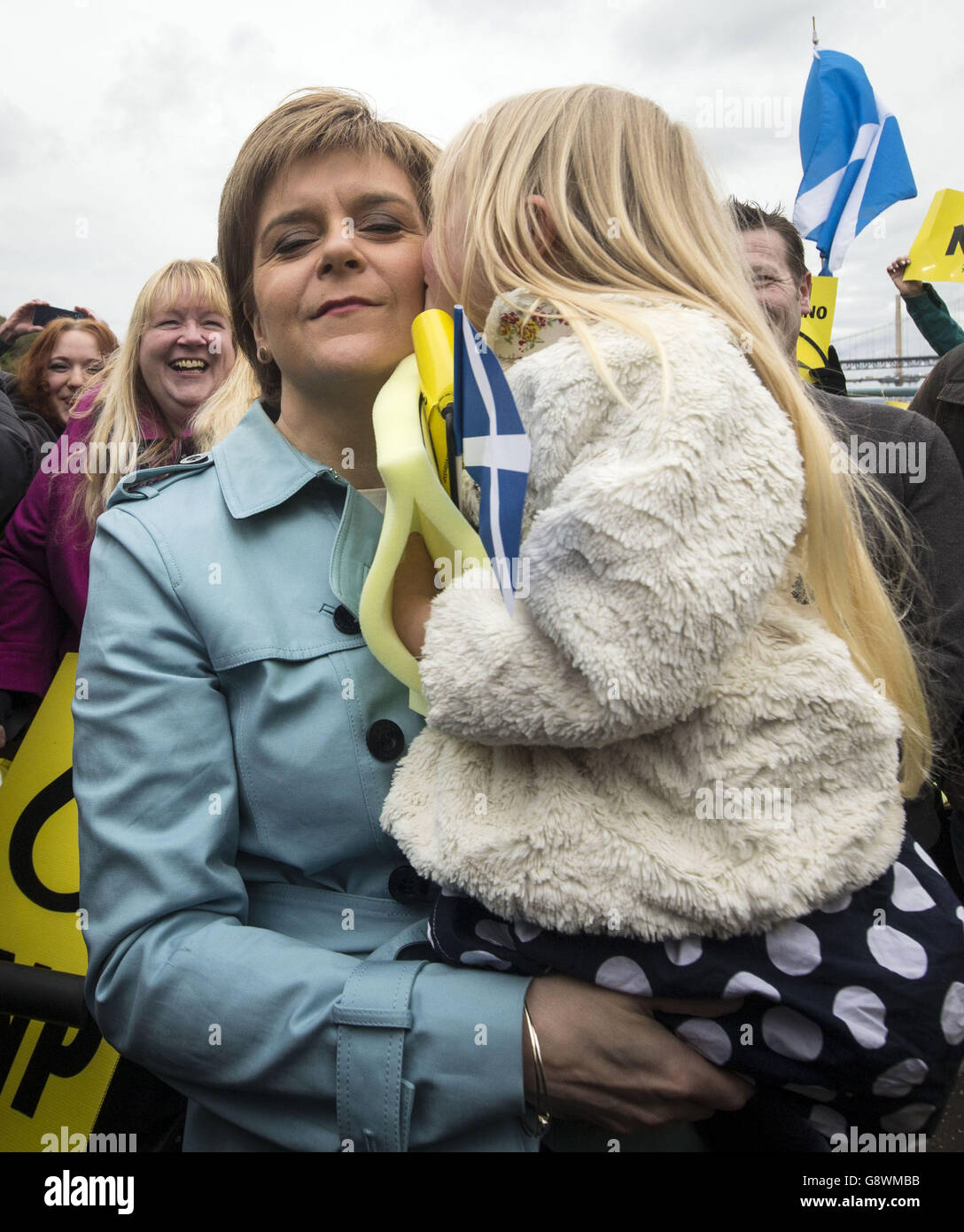 Il primo ministro Nicola Sturgeon il suo baciato da Holly Baird, cinque anni, sulla pista di campagna nel Queensferry del Sud, Scozia. Foto Stock