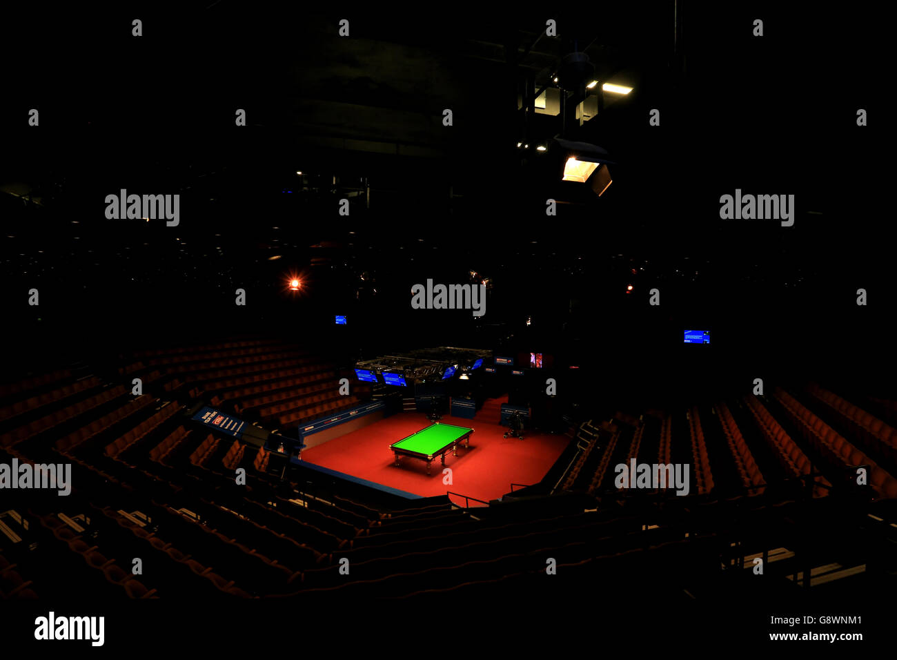 Vista generale del Crucible durante il tredici° giorno del Campionato del mondo di Betfred Snooker al Crucible Theatre di Sheffield Foto Stock