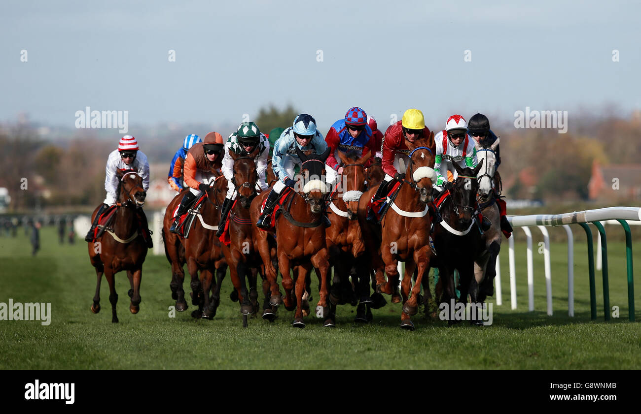 Standard Open National Hunt Flat Race durante il Grand Opening Day del Grand National Festival di Crabbie all'Aintree Racecourse, Liverpool. Foto Stock