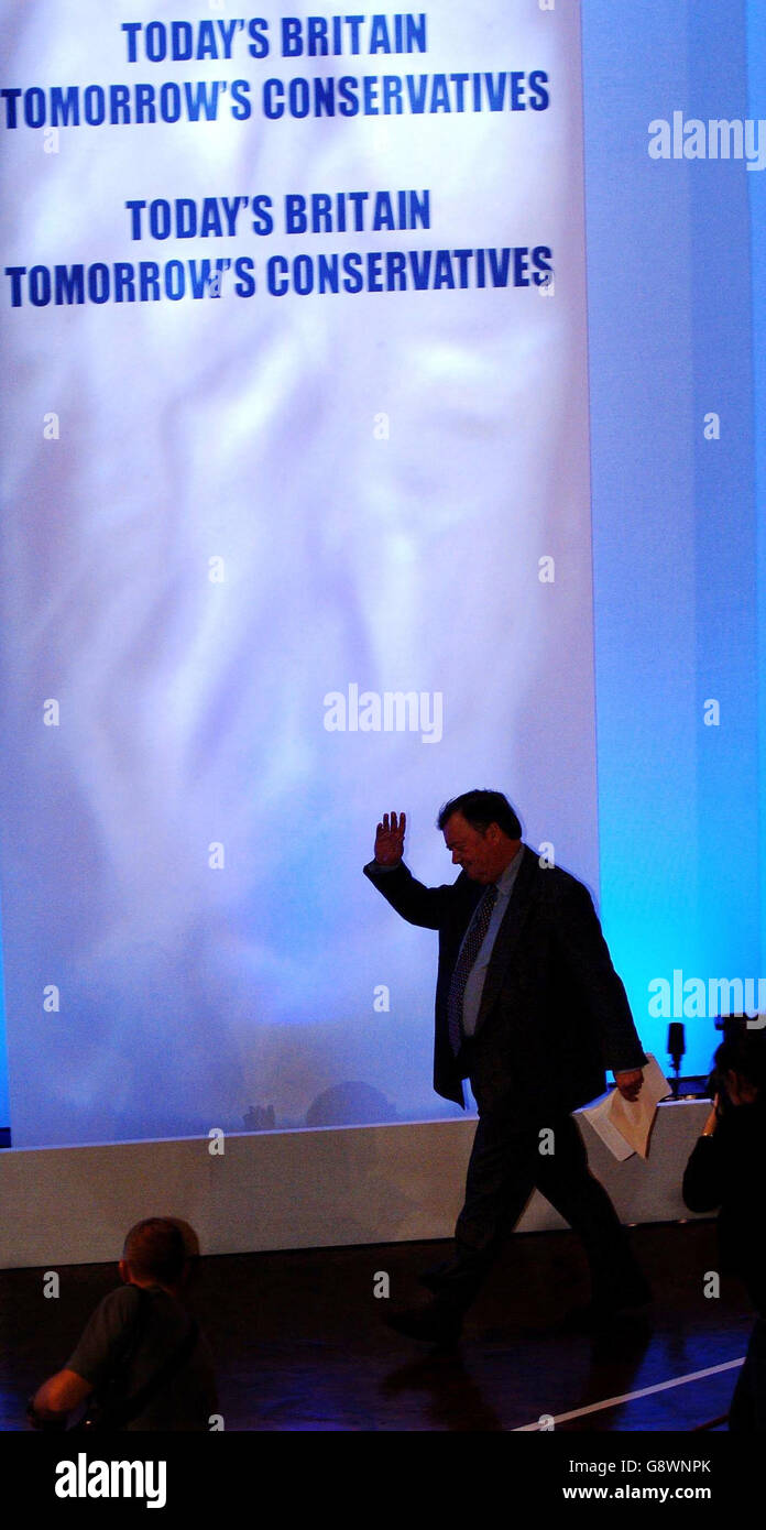 Il contendente conservatore di leadership Kenneth Clarke lascia il palco dopo il suo discorso alla conferenza a Blackpool, martedì 4 ottobre 2005, vedi PA TORY Clarke. PREMERE ASSOCIAZIONE foto. Il credito fotografico dovrebbe essere: Phil Noble/PA Foto Stock