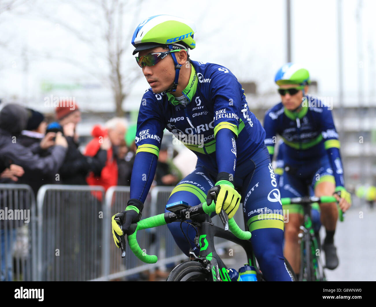 Il Cheung King Lok di Orica Greenedge firma prima della terza fase del Tour de Yorkshire. Foto Stock