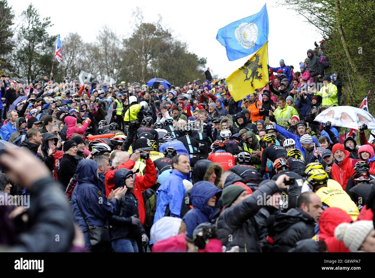 La gente affollano la Sutton Bank vicino a Thirsk per guardare la terza tappa del Tour de Yorkshire. PREMERE ASSOCIAZIONE foto. Data immagine: Domenica 1 maggio 2016. Visita il tour CICLISTICO della storia della Pennsylvania de Yorkshire. Il credito fotografico dovrebbe essere: John Giles/PA Wire Foto Stock