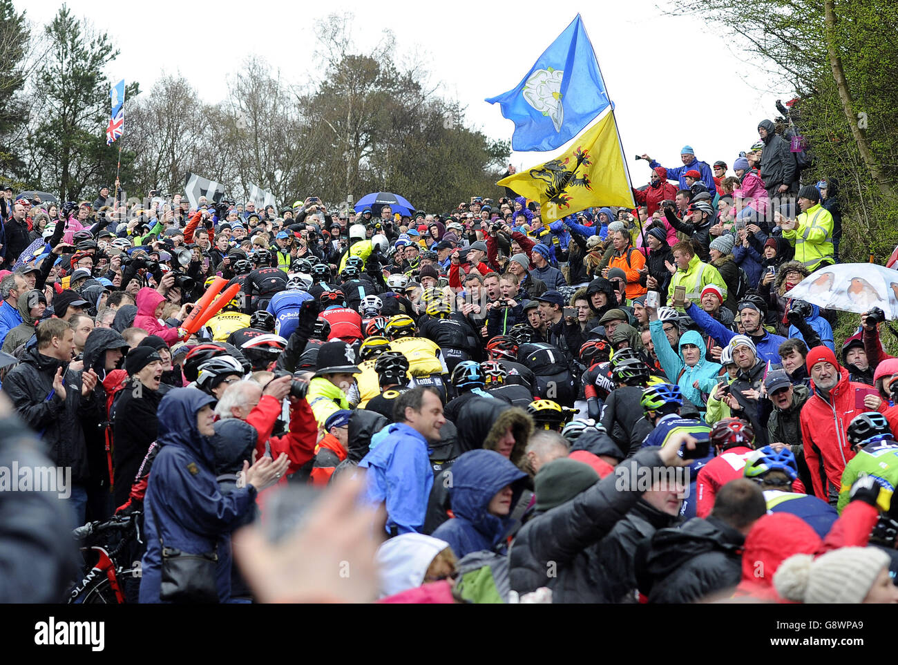 La gente affollano la Sutton Bank vicino a Thirsk per guardare la terza tappa del Tour de Yorkshire. PREMERE ASSOCIAZIONE foto. Data immagine: Domenica 1 maggio 2016. Visita il tour CICLISTICO della storia della Pennsylvania de Yorkshire. Il credito fotografico dovrebbe essere: John Giles/PA Wire Foto Stock
