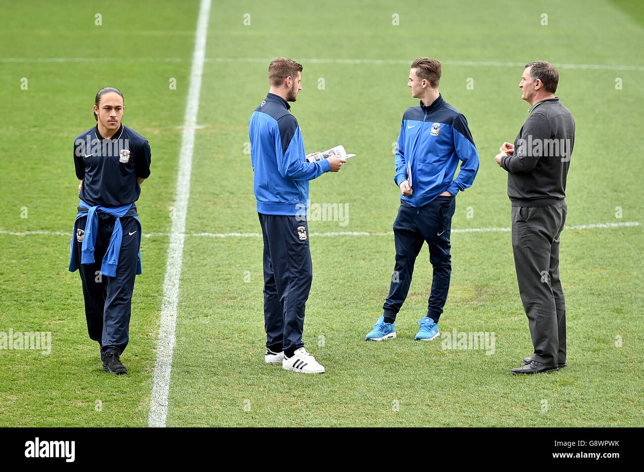 Jodi Jones di Coventry City, Jack Stephens, James Maddison e il manager Tony Mowbray (da sinistra a destra) sul campo prima del gioco Foto Stock