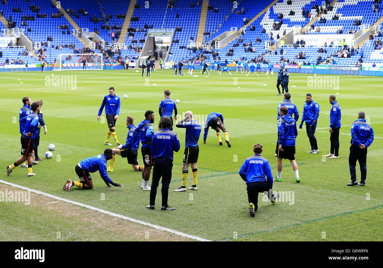 Reading / Birmingham City - Campionato Sky Bet - Stadio Madejski. I giocatori della città di Birmingham si riscaldano prima del calcio d'inizio Foto Stock