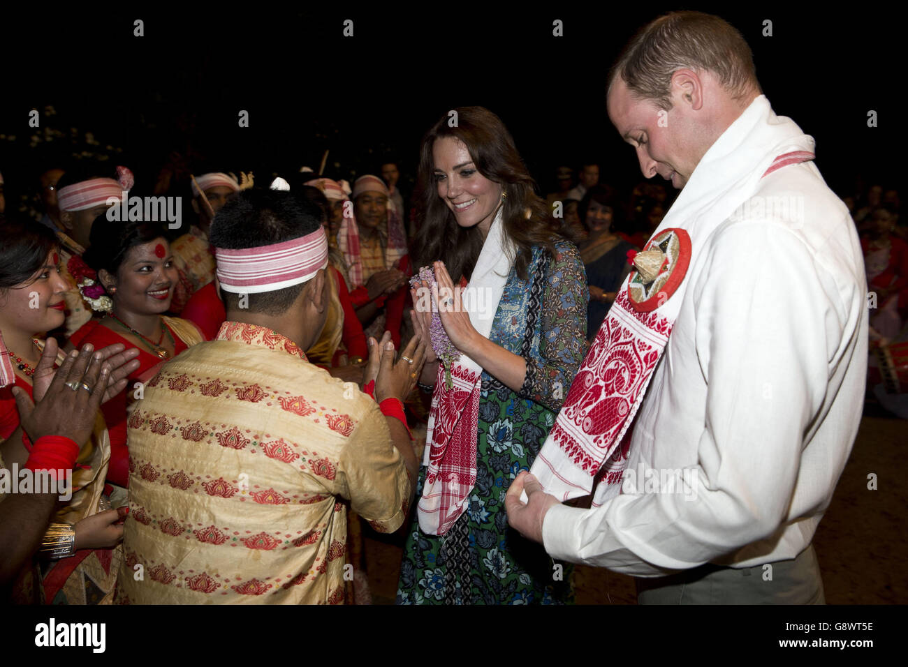 Il Duca e la Duchessa di Cambridge con ballerini durante la celebrazione del Bihu Festival al Diphlu River Lodge nel Kaziranga National Park, Assam, India, durante il terzo giorno del tour reale in India e Bhutan. Foto Stock