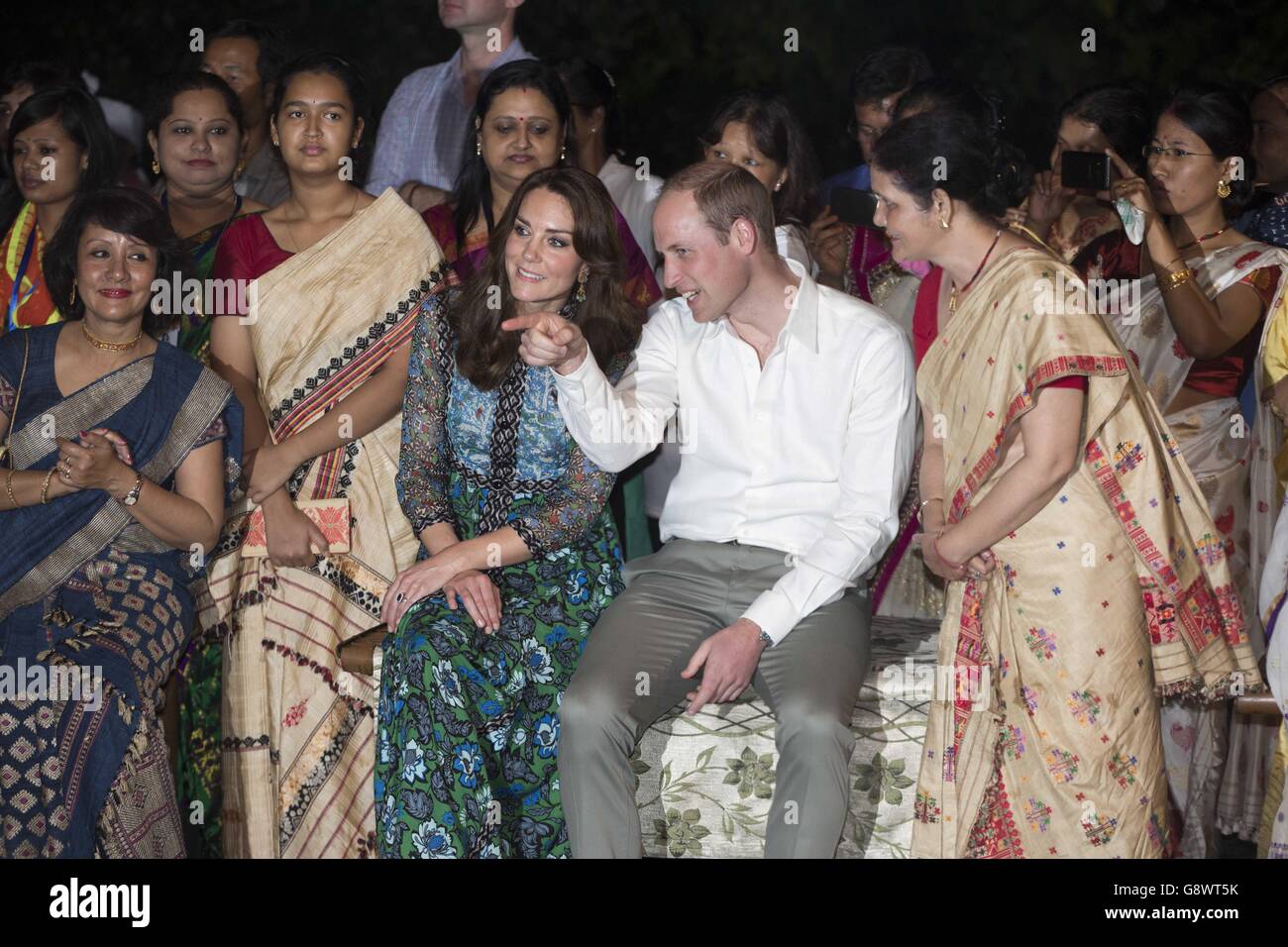 Il Duca e la Duchessa di Cambridge guardano i ballerini durante la celebrazione del Bihu Festival presso il Diphlu River Lodge nel Parco Nazionale Kaziranga, Assam, India, durante il terzo giorno del tour reale in India e Bhutan. Foto Stock