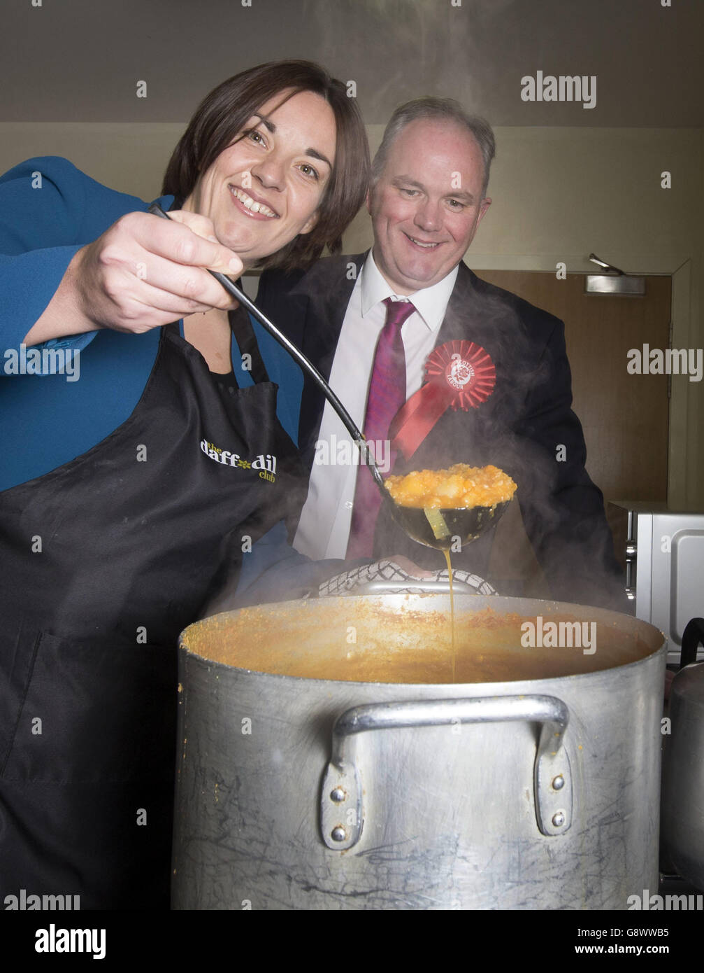 Il leader laburista scozzese Kezia Dugdale e Paul Martin, candidato laburista per Glasgow Provan, servono zuppe durante la loro visita al club dei pensionati Daffodil presso la chiesa di St George's e St Peter's a Glasgow, mentre si trovano sulla pista della campagna elettorale scozzese. Foto Stock