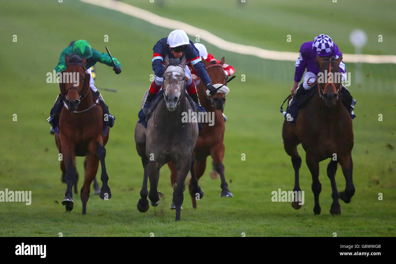 Memoria magica guidata da Frankie Dettori (seconda a sinistra) sulla sua strada per vincere la Connaught Access Flooring Abernant Stakes durante il terzo giorno del Craven Meeting presso l'ippodromo di Newmarket. Foto Stock