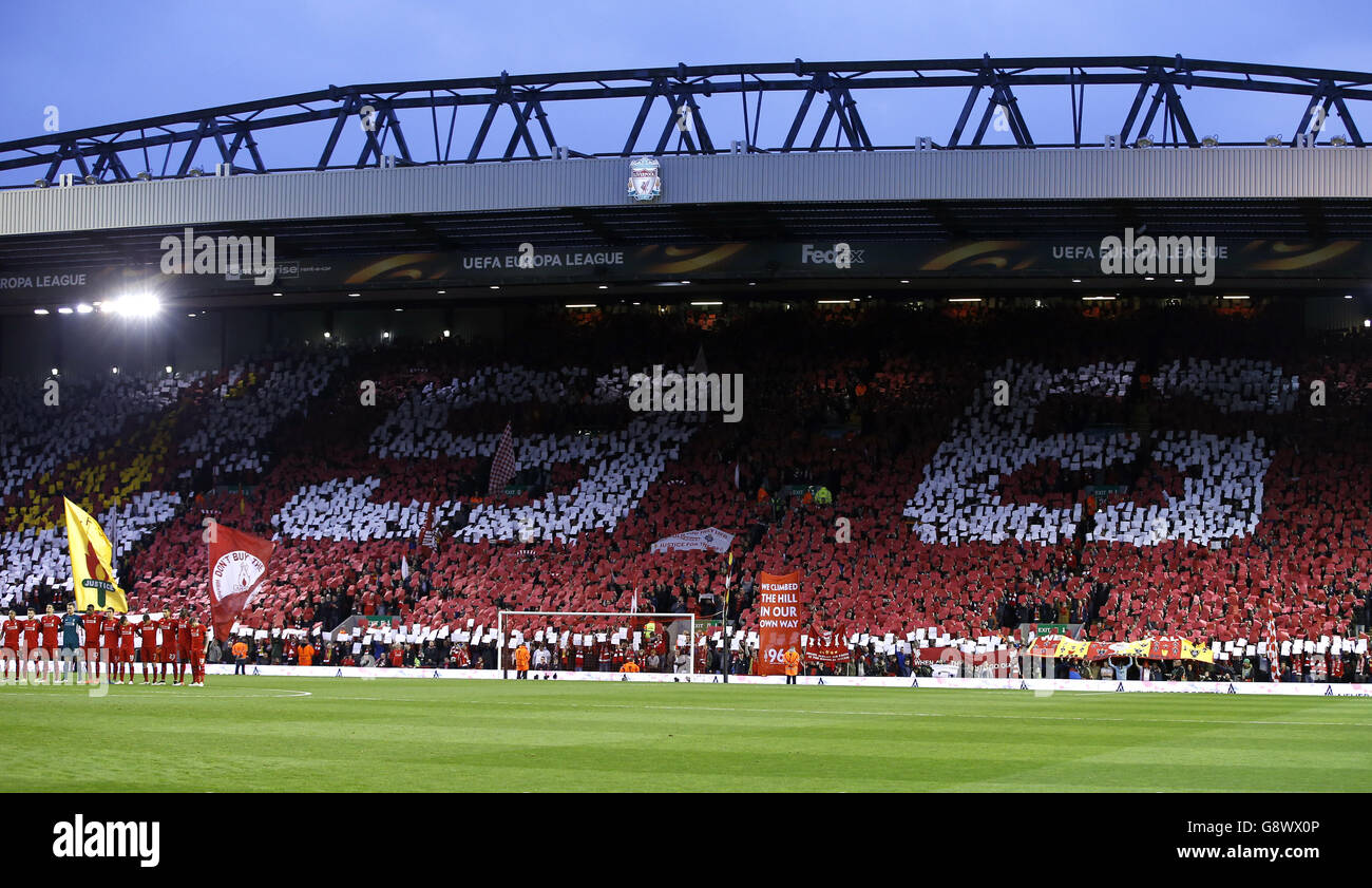 I giocatori di Liverpool e i tifosi osservano un minuto di silenzio per il disastro di Hillsborough, mentre la folla si presenta novantasei prima della finale del quartiere della UEFA Europa League, seconda tappa ad Anfield, Liverpool. Foto Stock