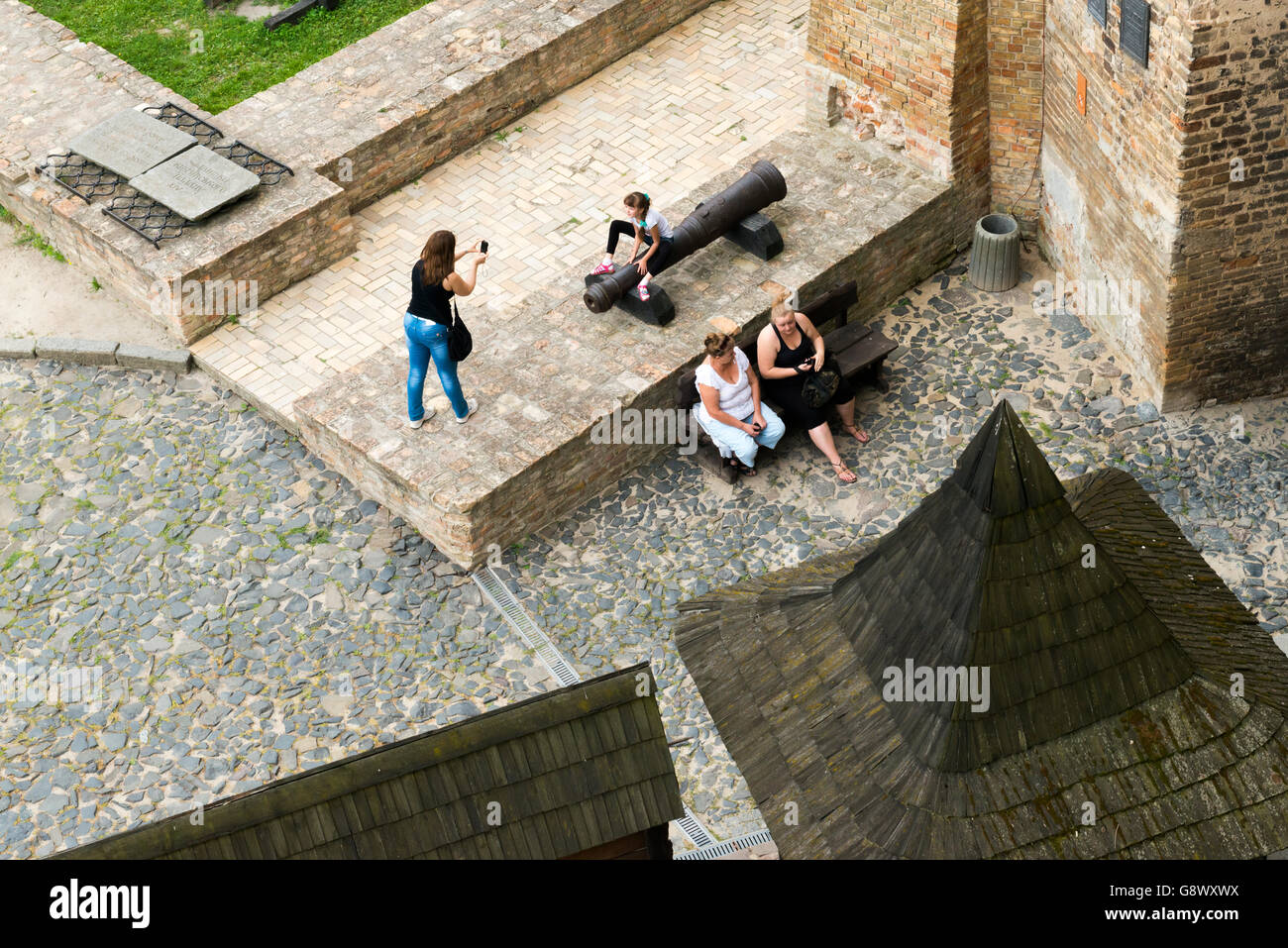 I turisti in appoggio e di scattare foto in Lutsk High Castle yard, Lutsk, Ucraina Foto Stock