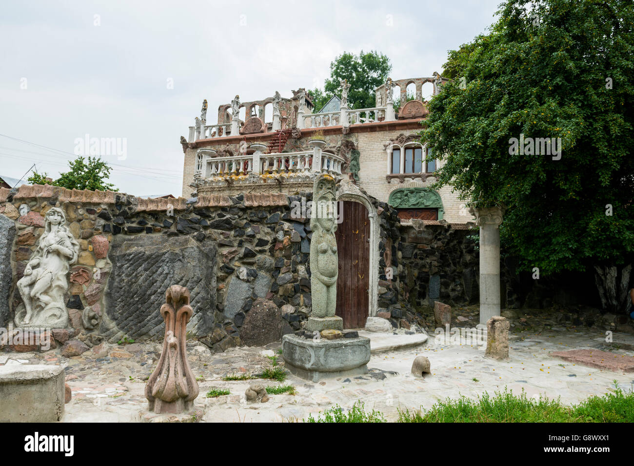 Casa di uno scultore ucraino Mykola Holowan in Lutsk, Ucraina, decorato con le sue sculture Foto Stock