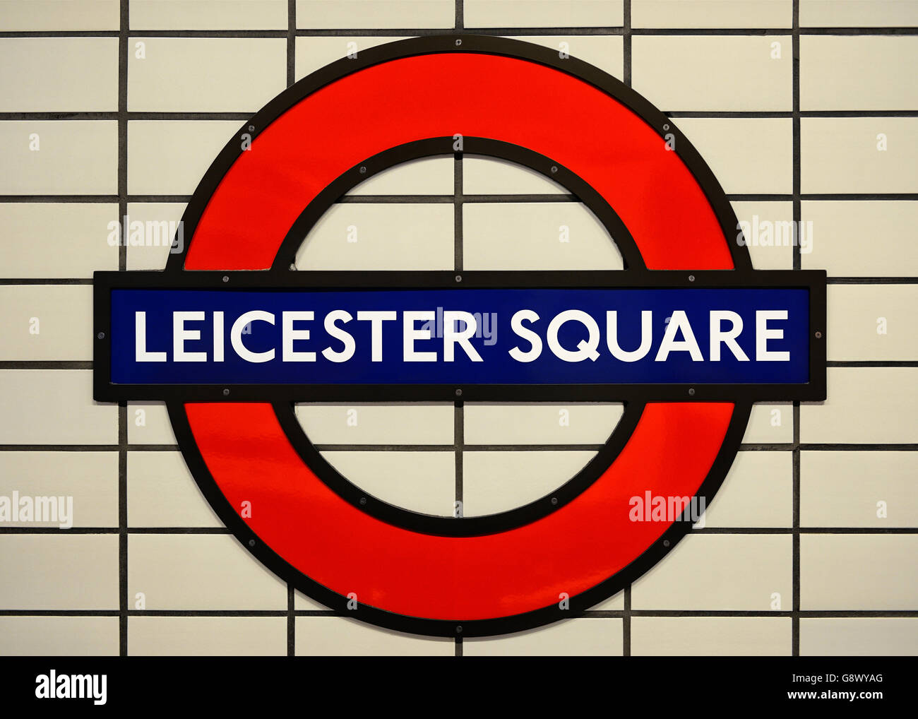 Leicester Square Stazione Metropolitana di segno. Londra, Regno Unito. Foto Stock