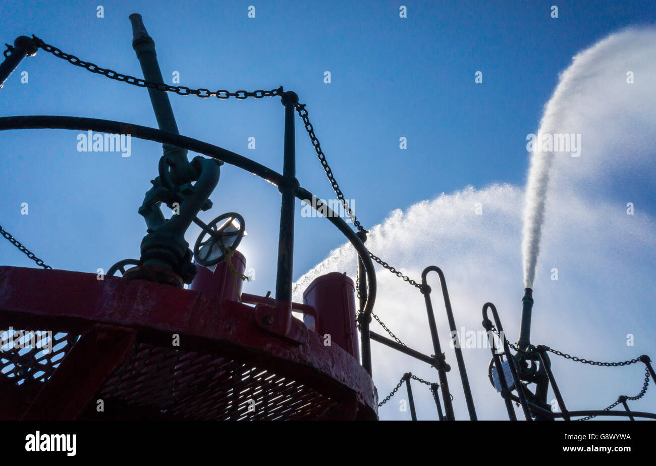 I cannoni acquatici di fireboat John J. Harvey fire un saluto sul fiume Hudson in New York Sabato 25 Giugno, 2016. Costruito nel 1931 la barca è stato ritirato dal FDNY nel 1994. La barca è stata riattivata sul Sett. 11, 2001 e con altri fireboats acqua pompata in continuo per 80 ore fino a quando la rete sono stati ripristinati. Di proprietà privata, la nave dà di educational tour e gite ricreative. (© Richard B. Levine) Foto Stock