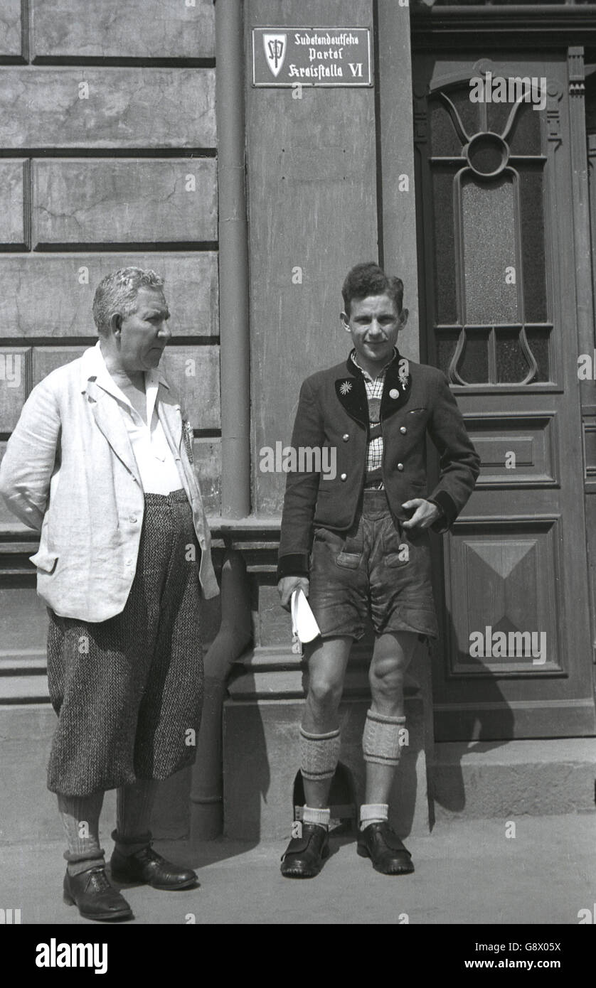1930s, storico, immagine mostra un anziano e giovane membro dei Sudeti tedesco Partito (SDP) in piedi al di fuori della sua sede a Cheb ( Eger) Sudetenland, in pre-ww11 Cecoslovacchia. Foto Stock