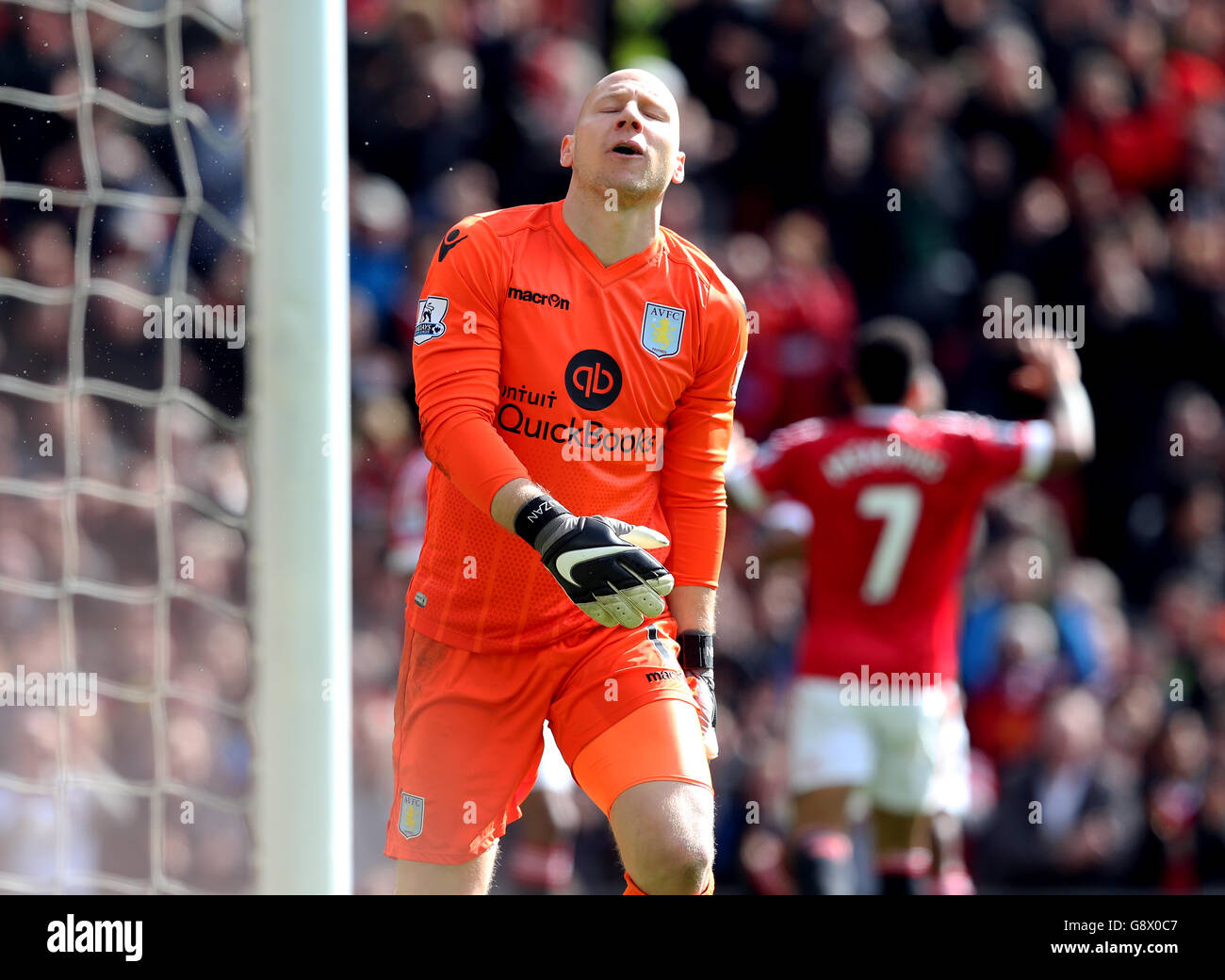 Il portiere Aston Villa Brad Guzan reagisce dopo aver ceduto il primo goal durante la partita Barclays Premier League a Old Trafford, Manchester. Foto Stock