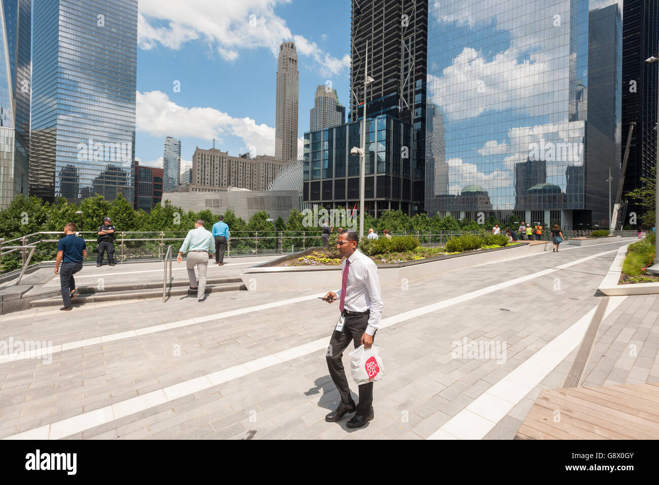 Gli impiegati e i turisti godono di libertà parco affacciato sulla 9/11 Memorial a New York il giorno di apertura Mercoledì, 29 giugno 2016. L'uno-acri di parco. 25 piedi sopra il terreno, siede sulla cima del World Trade Center di sicurezza del veicolo e del centro si attesta la in costruzione San Nicola chiesa Greco Ortodossa che occupava lo spazio prima di esso è stata distrutta per 9/11. (© Richard B. Levine) Foto Stock