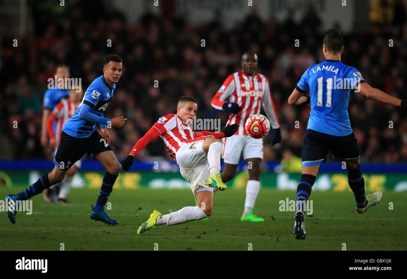 Stoke City v Tottenham Hotspur - Barclays Premier League - Britannia Stadium. Ibrahim Afellay di Stoke City batte la lamela Erik di Tottenham Hotspur (a destra) alla palla Foto Stock