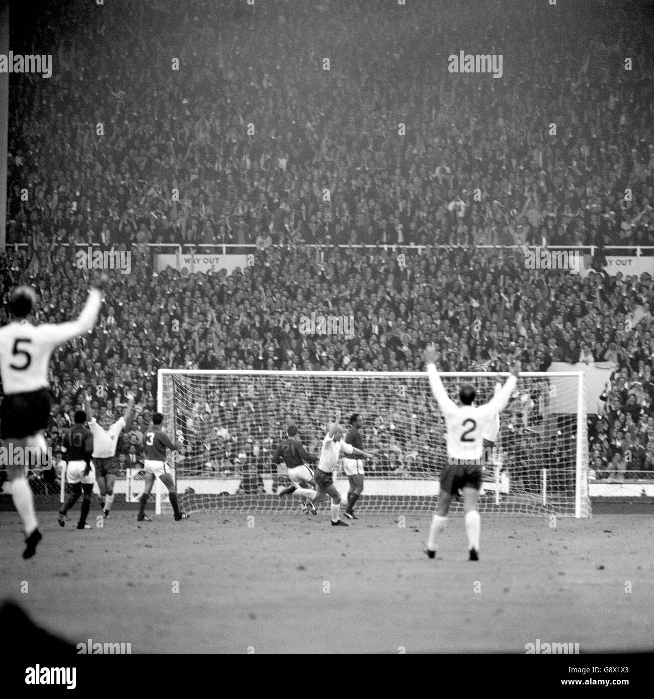 L'inglese Bobby Charlton (sesto l) si gira per festeggiare il traguardo di apertura come compagni di squadra Jack Charlton (l), Roger Hunt (terzo l), George Cohen (r) e Alan Ball (dietro Cohen) acclamano l'apripista. I giocatori portoghesi espulsi sono Mario Coluna (secondo l), Jose Pereira (quarto l), Jose Carlos quinto l) e Hilario (settimo l) Foto Stock