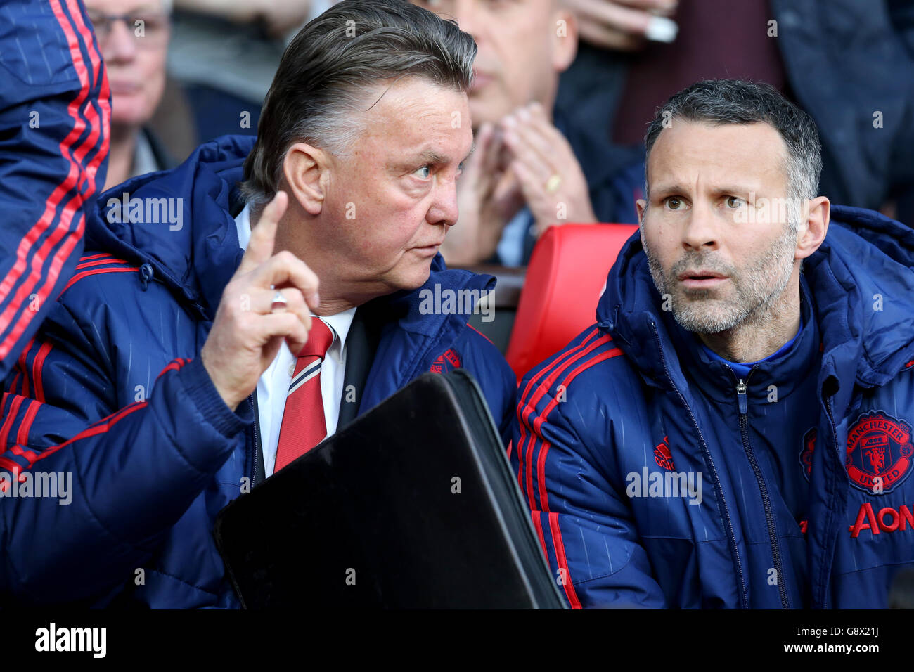 Il manager del Manchester United Louis van Gaal con l'assistente Ryan Giggs durante la partita Barclays Premier League a Old Trafford, Manchester. Foto Stock