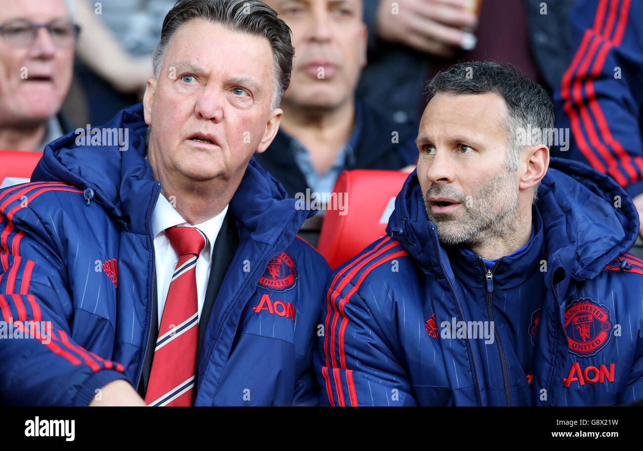 Il manager del Manchester United Louis van Gaal con l'assistente Ryan Giggs durante la partita Barclays Premier League a Old Trafford, Manchester. Foto Stock