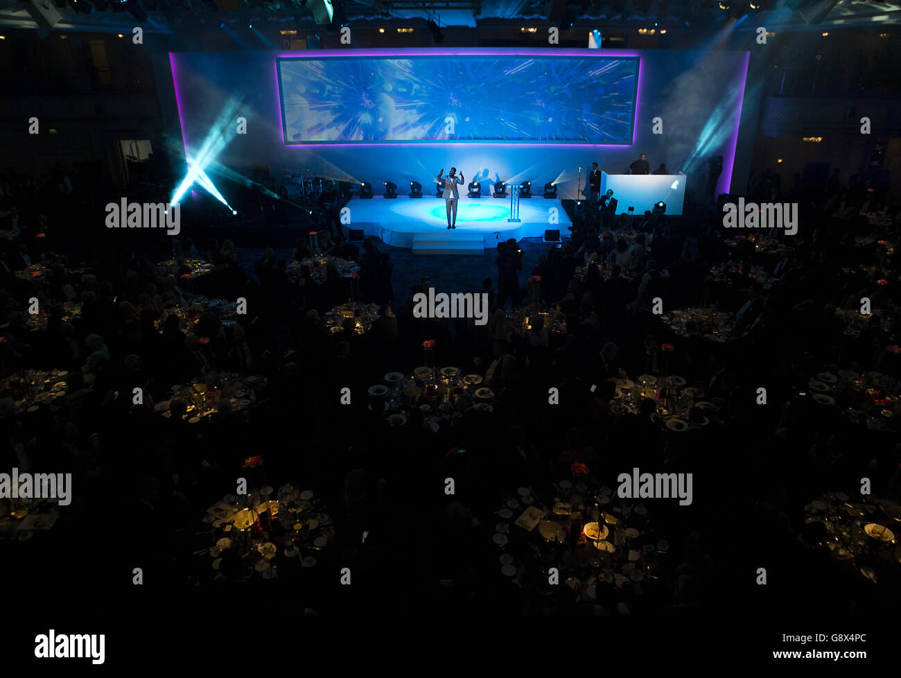 PFA Player of the Year Awards 2016 - Grosvenor House Hotel. Tinie Tempah si esibisce dal vivo sul palco durante i PFA Awards al Grosvenor House Hotel di Londra. Foto Stock