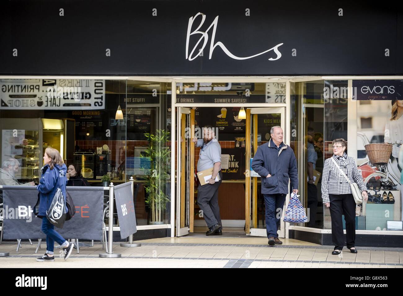 La gente usa il caffè BHS a Broadmead, Bristol, mentre la catena di alta strada in bilico è crollata nell'amministrazione, mettendo 11,000 posti di lavoro a rischio e minacciando la chiusura di un massimo di 164 negozi. Foto Stock