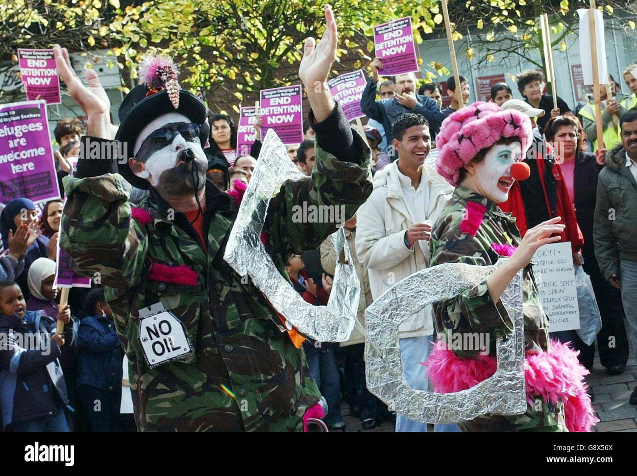 Due membri dell'Esercito Clandestino di Insurgence Rebel Clown prendono parte a una dimostrazione che chiede una sospensione immediata delle "incursioni all'alba" dei richiedenti asilo in Enoch Square, Glasgow, sabato 2 ottobre 2005. Il rally segue la deportazione di una famiglia kosovana che è stata rimossa dalla loro casa in città dopo cinque anni. Vedere PA storia SCOZIA asilo. PREMERE ASSOCIAZIONE foto. Il credito fotografico dovrebbe essere: Danny Lawson/PA Foto Stock