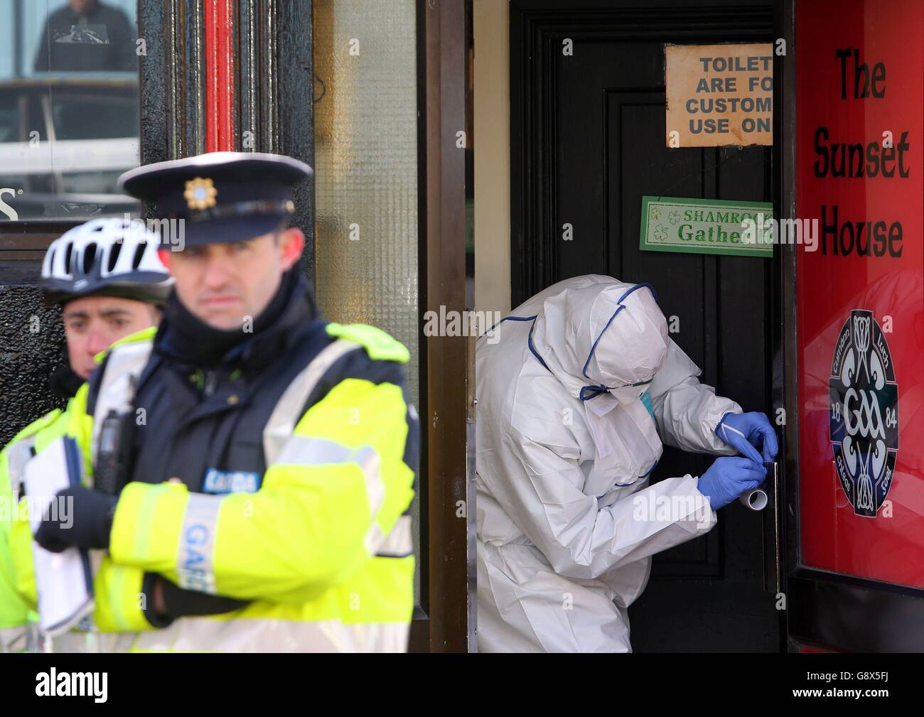 Garda forense al Sunset House bar di Dublino, dove un uomo è stato ucciso in un omicidio in stile gangland che è stato immediatamente collegato a un devastante feudo underworld. Foto Stock