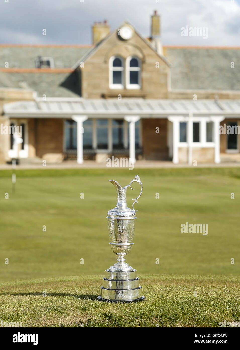 La caraffa Claret si trova con la clubhouse dietro durante la fotocellula al Royal Troon Golf Club, South Ayrshire. PREMERE ASSOCIAZIONE foto. Data immagine: Martedì 26 aprile 2016. Vedi PA storia GOLF Open. Il credito fotografico dovrebbe essere: Danny Lawson/PA Wire. RESTRIZIONI: - nessun uso commerciale. Nessuna ulteriore vendita. Solo per l'uso di immagini fisse. Il logo Open Championship e il link al sito Open (TheOpen.com) da includere nella pubblicazione del sito. Chiamare il numero +44 (0)1158 447447 per ulteriori informazioni Foto Stock
