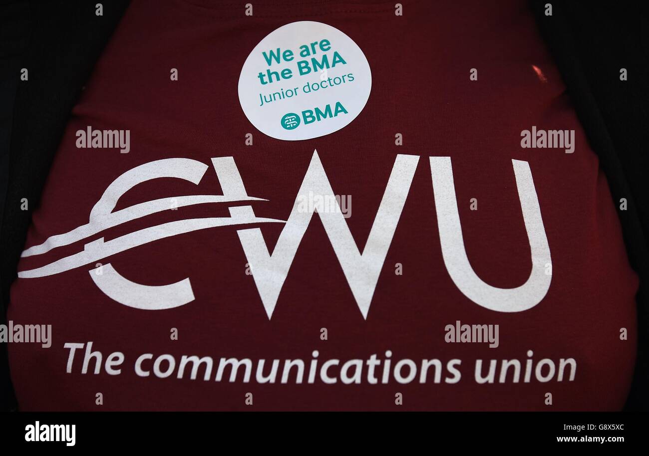 Un membro del CWU indossa un badge "We are the BMA Junior Doctors" sulla sua t-shirt CWU, mentre i membri del sindacato si uniscono a medici in formazione sulla linea di picket all'esterno del Royal Bournemouth Hospital di Bournemouth. Foto Stock
