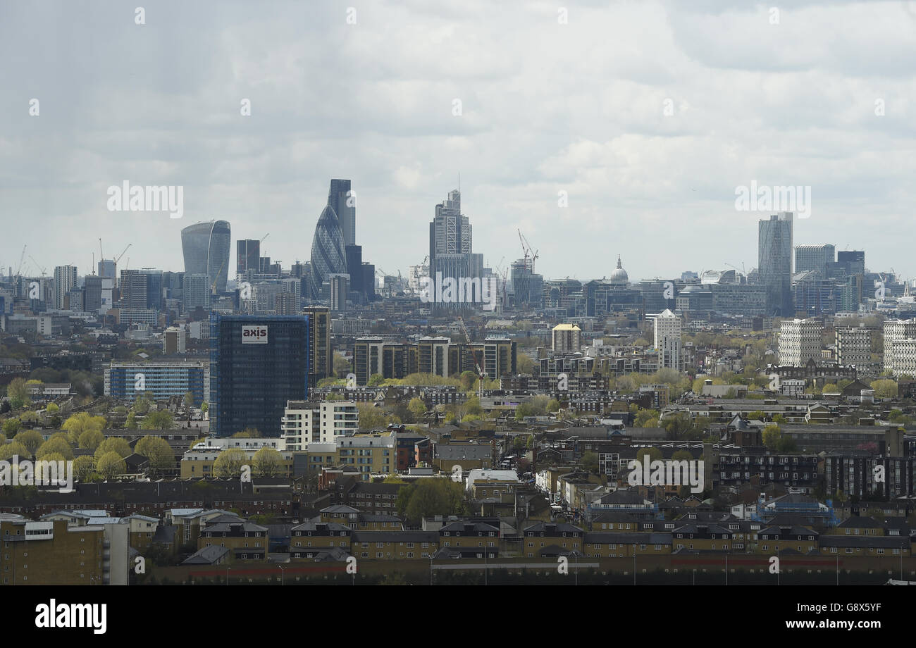 Una vista della città dal ArcelorMittal Orbit al Parco Olimpico della Regina Elisabetta come artisti Anish Kapoor e Carsten Holler rivedere i progressi sui lavori di costruzione. Foto Stock