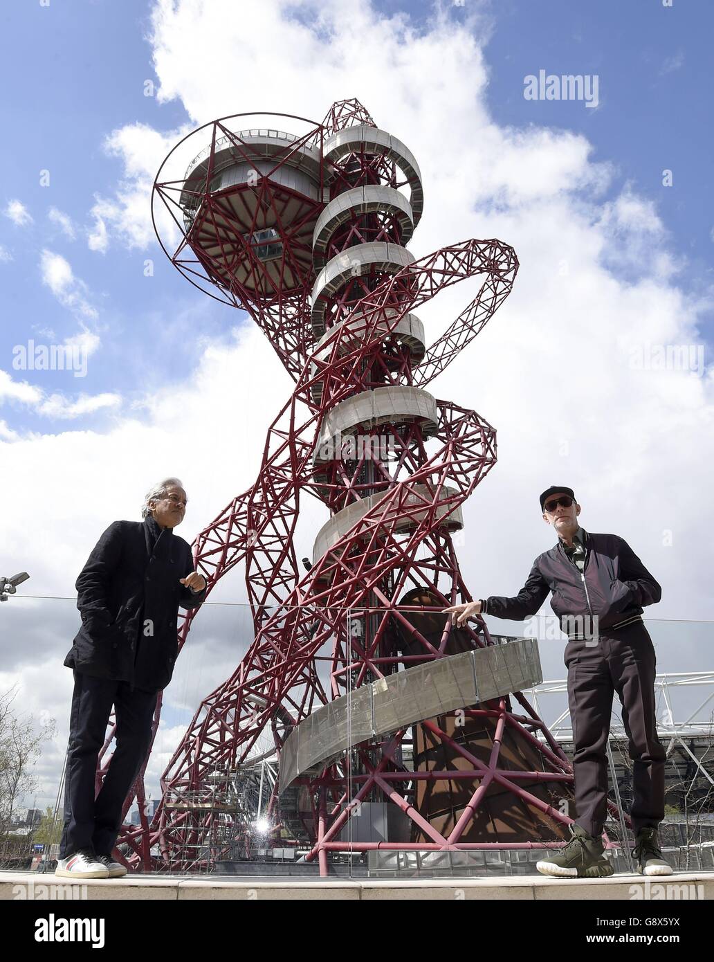 Anish Kapoor e Carsten Holler (a destra) Visita lo scivolo di ArcelorMittal Orbit al Queen Elizabeth Olympic Park per rivedere i progressi dei lavori di costruzione. Foto Stock