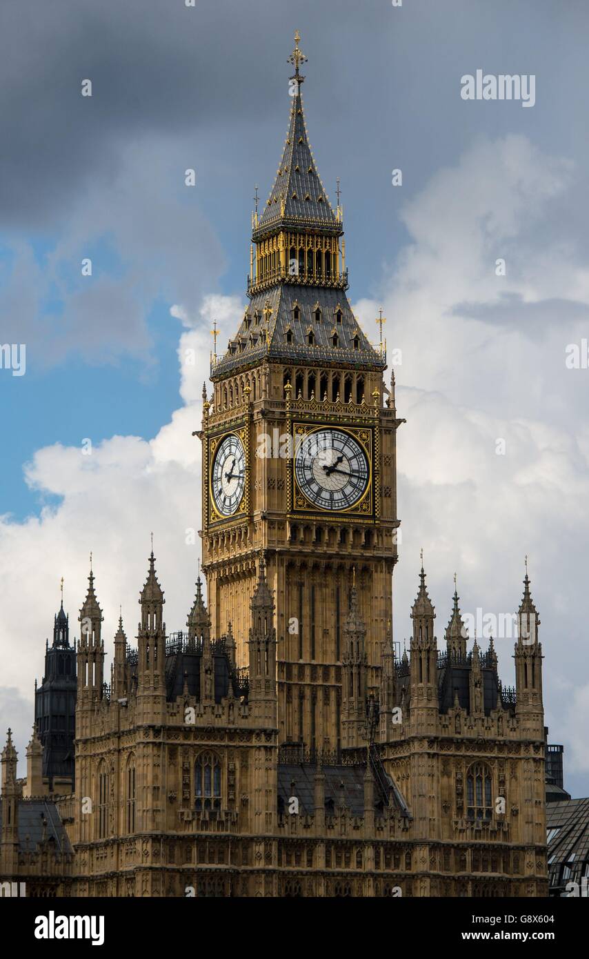 Una vista generale della Elizabeth Tower, che ospita il Big ben, presso la House of Commons di Westminster, Londra, che sarà silenziato per diversi mesi come parte di un &Acirc;&libbra; 29 milioni di programma per riparare la faccia dell'orologio e il meccanismo così come le crepe nella muratura delle torri. Foto Stock