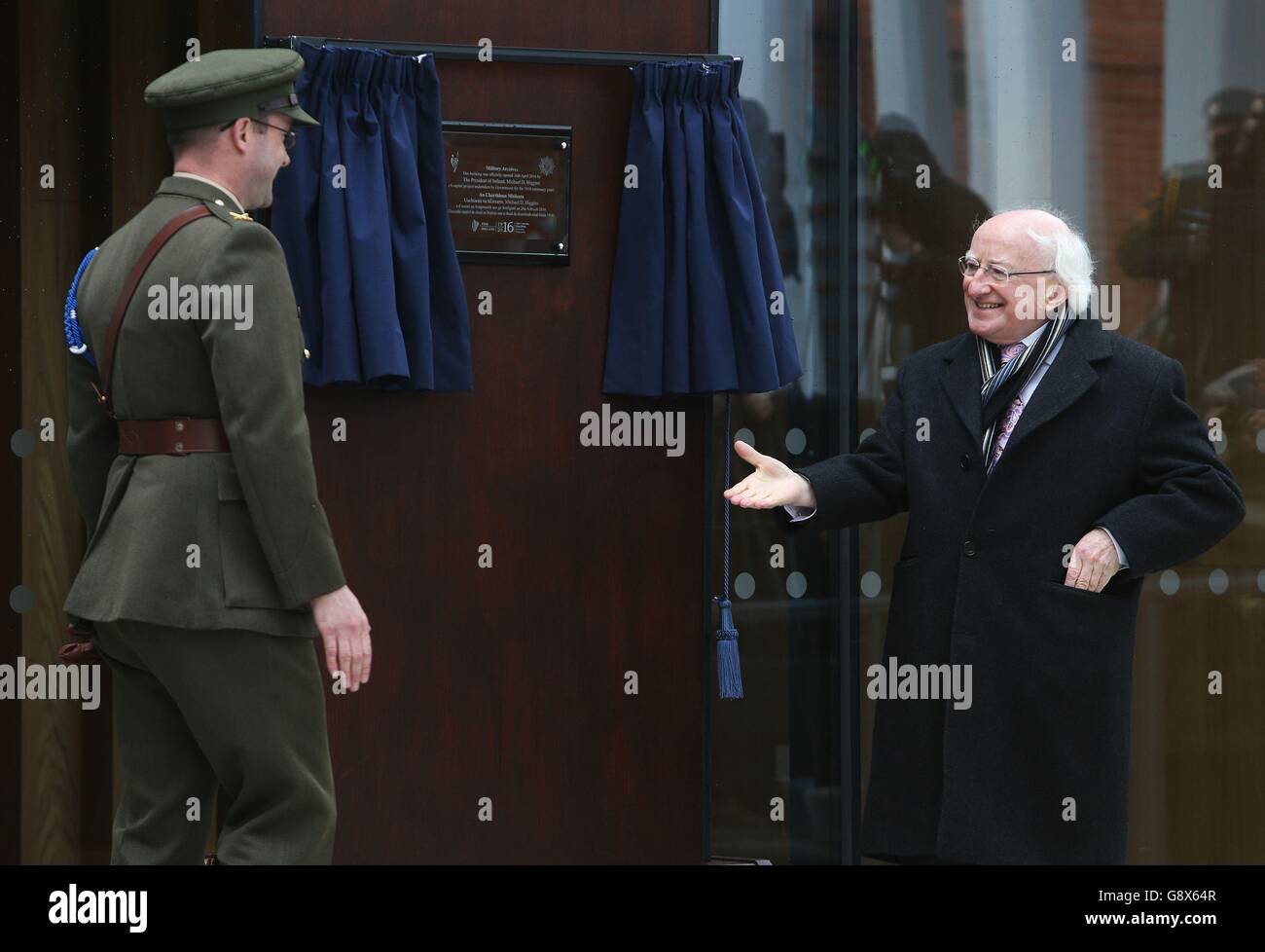 Il presidente Michael D. Higgins con gli archivi militari dell'OIC Comdt Padraic Kennedy mentre apre ufficialmente il nuovo edificio degli archivi militari nelle caserme Cathal Brugha a Dublino. Foto Stock