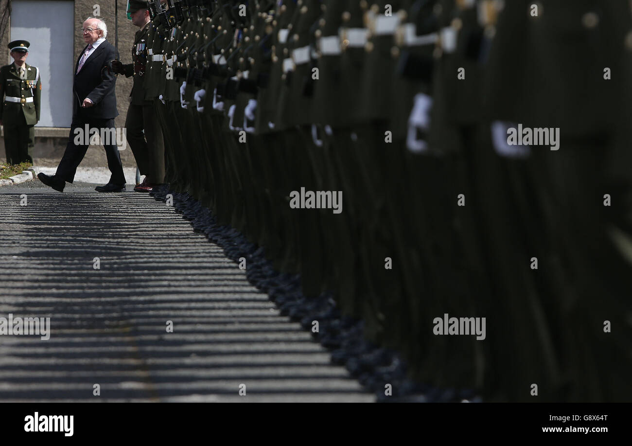 Il presidente Michael D. Higgins ispeziona una Guardia d'onore quando arriva per aprire ufficialmente il nuovo edificio dell'Archivio militare nella caserma Cathal Brugha a Dublino. Foto Stock